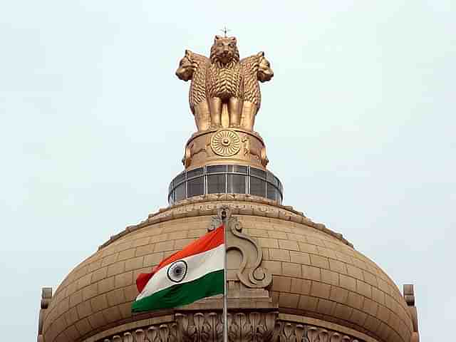 Indian flag and the State Emblem (Mellisa Anthony Jones/Wikimedia Commons)