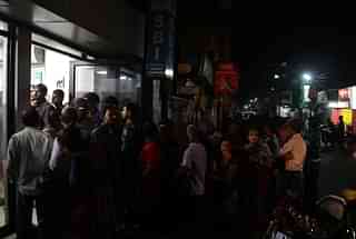 Indian residents queue to try to withdraw money from an ATM in Siliguri (DIPTENDU DUTTA/AFP/Getty Images)