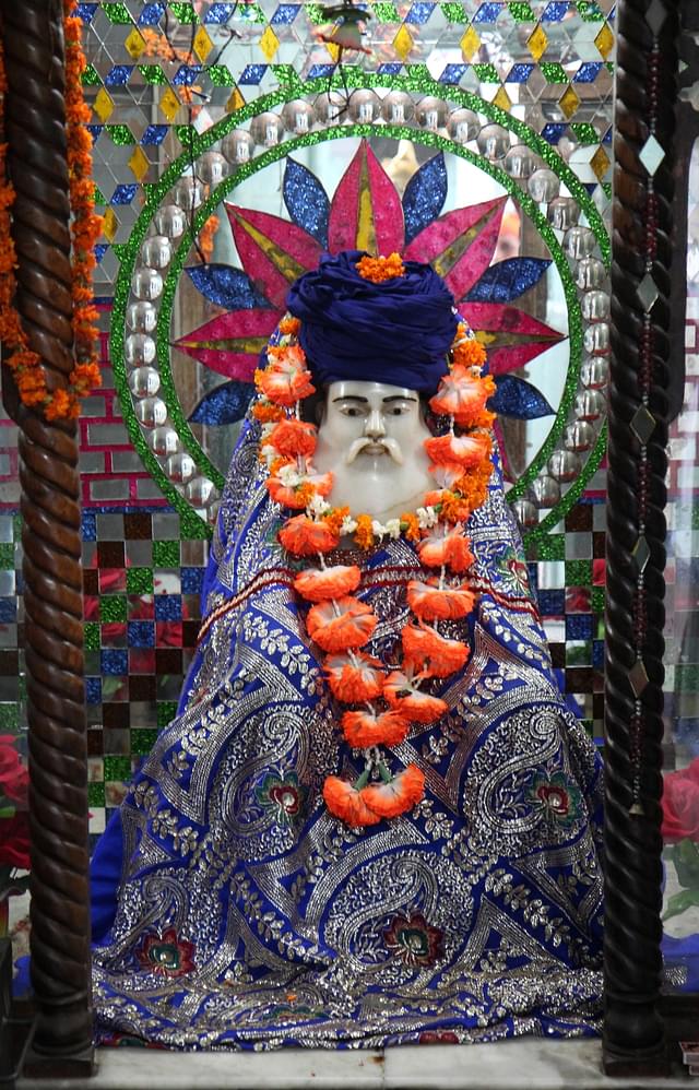 















Marble statue of Guru
Nanak in Panchyati Gurudwara, Jammu.