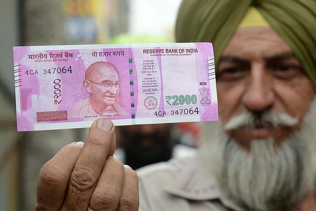 A man with a Rs 2,000 note.(representative image) (NARINDER NANU/AFP/Getty Images)