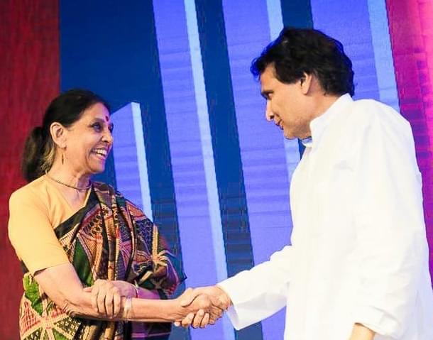 Jaitly shaking hands with Prabhu