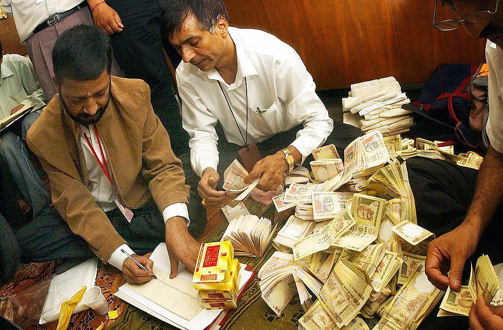 Nepalese Immigration officials count fake Indian currency notes. (DHURBA ALE/AFP/Getty Images)
