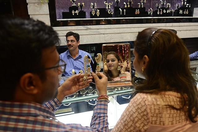 Indian shoppers look for gold jewellery and ornaments. (NARINDER NANU/AFP/Getty Images)