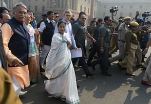West Bengal Chief Minister Mamata Banerjee  and former Chief Minister of Jammu and Kashmir Omar Abdullah walk with other politicians in New Delhi on 16 November to meet the President in protest against the removal of high denomination currency notes from circulation. Photo credit: SAJJAD HUSSAIN/AFP/GettyImages