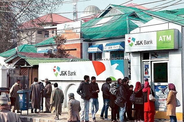 Representative image of Kashmiri people outside a bank (Patnapatna.com)
