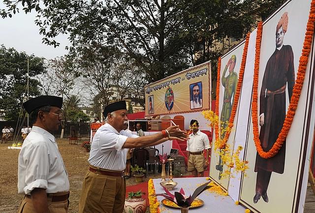 RSS chief Mohan Rao Bhagwat (C) pays his respects to Netaji Subhas Chandra Bose and Swami Vivekananda. (DIPTENDU DUTTA/AFP/Getty Images)