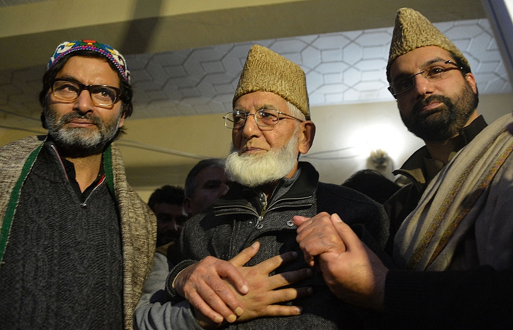 Kashmiri seperatist leaders Yasin Malik (left) and Syed Ali Shah Geelani (centre) during a press conference in Srinagar. (TAUSEEF MUSTAFA/AFP/Getty Images)
