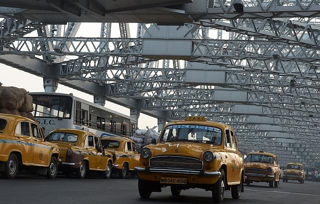Indian commuters and taxi drivers navigate through heavy traffic on Howrah Bridge in Kolkata. (DIBYANGSHU SARKAR/AFP/Getty Images)