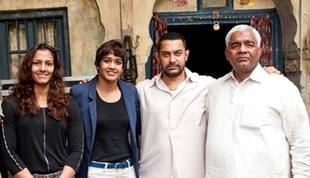 Aamir Khan with Mahavir
Singh Phogat and his daughters. 