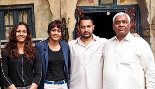 Aamir Khan with Mahavir
Singh Phogat and his daughters. 