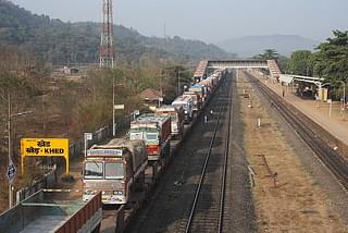 A ro-ro train at the Khed railway station in India (Arne Hückelheim/Wikimedia Commons)