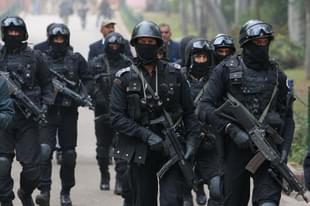 NSG commandos arrive to provide security at Raj Ghat. (TENGKU BAHAR/AFP/Getty Images)