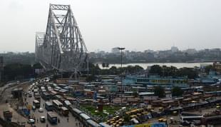 Public vehicles wait for passengers in the depot near Howrah bridge. (DIBYANGSHU SARKAR/AFP/GettyImages)