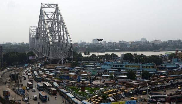 Public vehicles wait for passengers in the depot near Howrah bridge. (DIBYANGSHU SARKAR/AFP/GettyImages)