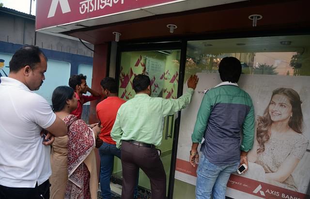 People waiting outside an ATM. (Photo Credit: DIPTENDU DUTTA/AFP/Getty Images)