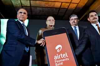 Bharti Enterprises founder Sunil Bharti Mittal, then Finance Minister Arun Jaitley and vice-chairman of Kotak Mahindra Bank, Uday Kotak, during the launch of Airtel Payments Banks in New Delhi. (CHANDAN KHANNA/AFP/GettyImages)