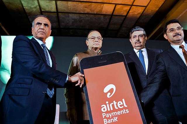 Bharti Enterprises founder and chairman Sunil Bharti Mittal, Union Finance Minister Arun Jaitley and vice chairman and managing director of Kotak Mahindra Bank, Uday Kotak during the launch of Airtel Payments Banks in New Delhi. (CHANDAN KHANNA/AFP/GettyImages)