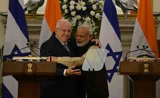 
Israeli President Reuven Rivlin and Indian Prime Minister 
Narendra Modi. (MONEY SHARMA/AFP/Getty 
Images)

