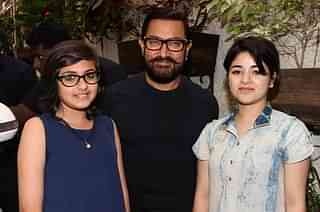 Aamir Khan with Suhani Bhatnagar (left) and Zaira Wasim. (STR/AFP/GettyImages)