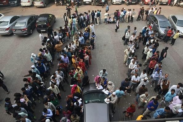Customers form queues outside banks to deposit and exchange old denomination currency notes for new ones, in New Delhi. (DOMINIQUE FAGET/AFP/GettyImages)
