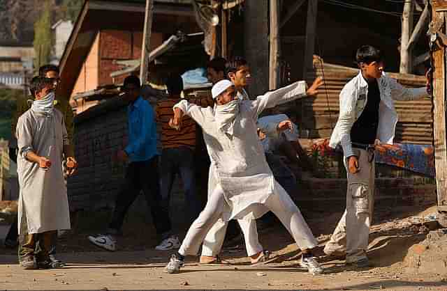 Stone pelting in Kashmir (Paula Bronstein/Getty Images)