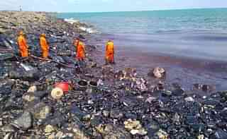 Workers cleaning up sludge from the oil spill in Chennai (Twitter)