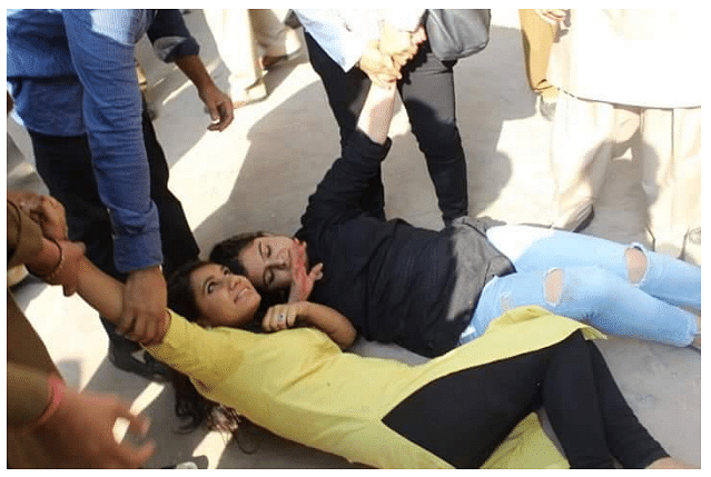 DUSU vice president Priyanka Chhawri being manhandled (Photo by Diksha Verma) 