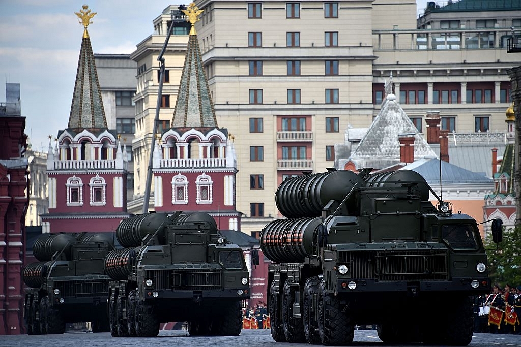 S-400 air defence missile systems roll at the Red Square during the Victory Day military parade rehearsal in Moscow, 2016. (KIRILL KUDRYAVTSEV/AFP/Getty Images)
