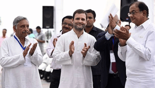 Congress leader Manishankar Aiyar with Rahul Gandhi and
P Chidambaram.