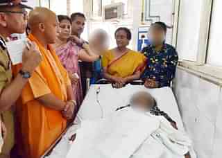 UP CM Yogi Adityanath meeting a acid attack victim in Hospital (Source: CM Adityanath’s <a href="https://twitter.com/myogiadityanath/status/845272223158091776">tweet</a>)