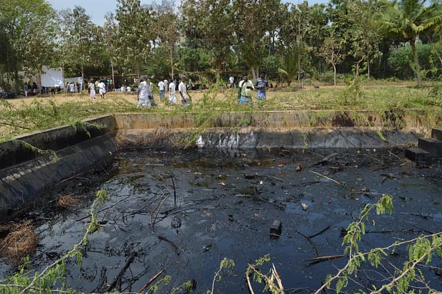 The oily sludge-like substance leaking from the wells dug decades ago (Prabhu Mallikarjunan/101Reporters)