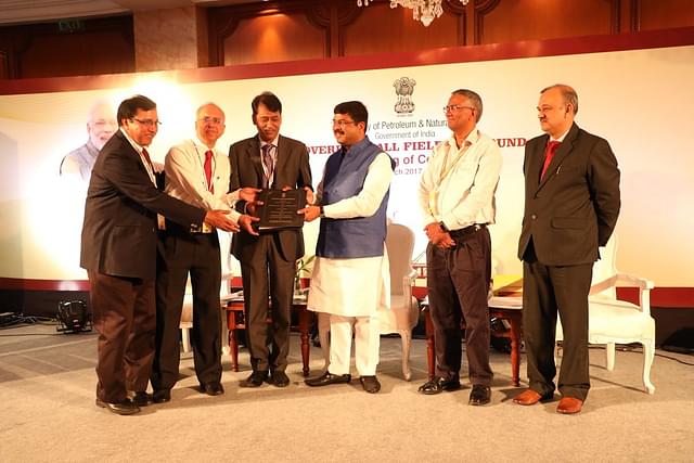 Dharmendra Pradhan presided over the signing of contracts for discovered small field bid 2016 at New Delhi. (Dharmendra Pradhan/Twitter)