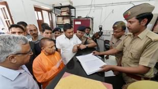 Uttar Pradesh CM Yogi Adityanath pays a surprise visit to Hazratganj police station.(HT)