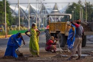 Unskilled workers in New Delhi. (Daniel Berehulak/GettyImages)