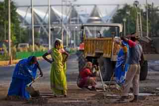 

Unskilled workers in New Delhi. (Daniel Berehulak/GettyImages)