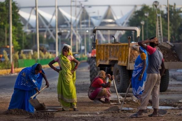 Unskilled workers in New Delhi. (Daniel Berehulak/GettyImages)