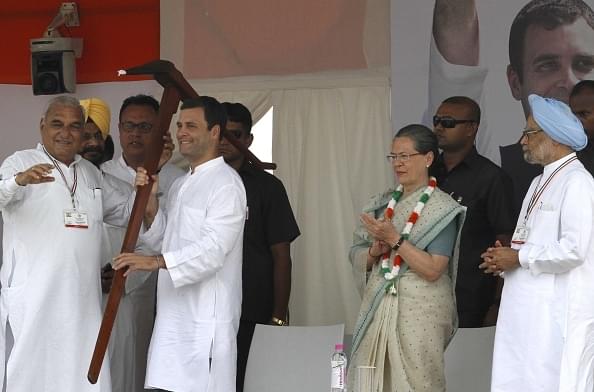 B.S. Hooda presents a momento to  Rahul Gandhi in the presence of Sonia Gandhi and Dr. Manmohan Singh during Kisan Samman Rally at Ramlila Maidan on September 20, 2015 in New Delhi, India.  (Photo by Arvind Yadav/Hindustan Times via Getty Images)
