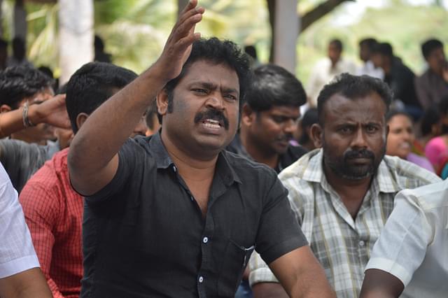 Tamil film director V Gowthaman raising slogans against the government and proposed hydrocarbon project (Prabhu Mallikarjunan/101Reporters)