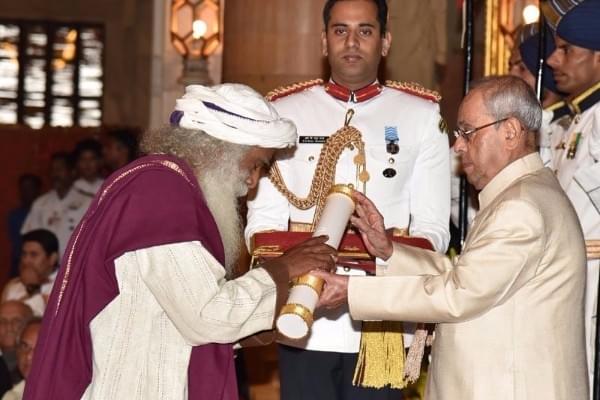 President Pranab Mukherjee presents the Padma Vibhushan award to Sadhguru Jagadish Vasudev at a Civil Investiture Ceremony in New Delhi. (PIB India)