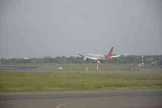 Airplane taking off from an airport runway (Biswarup Ganguly/Wikimedia Commons)