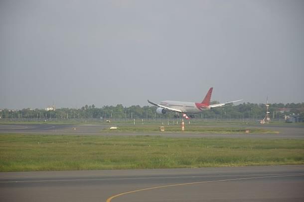 Airplane taking off from an airport runway (Biswarup Ganguly/Wikimedia Commons)