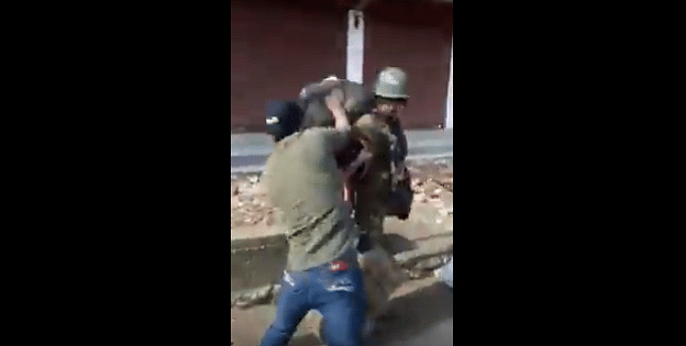 A jawan being attacked by a Kashmiri youngster. (YouTube)