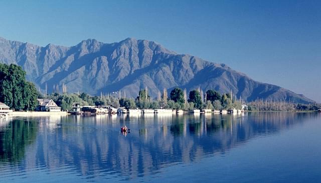 The Dal Lake in Kashmir (@AkbarKashmir / Twitter)