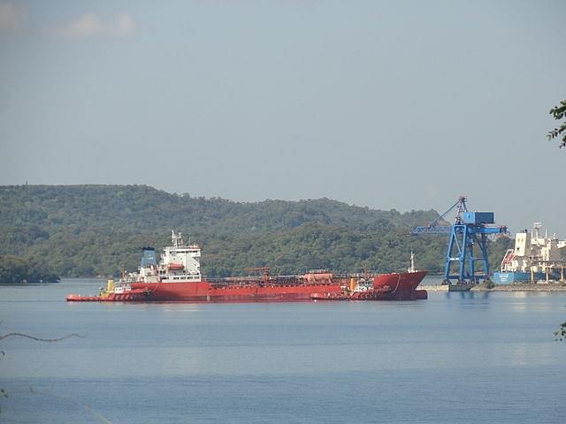 A ship near the Trincomalee Harbour, Sri Lanka. (Rehman Abubakr/Wikimedia Commons)