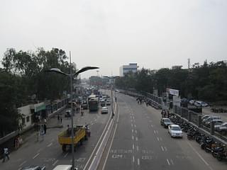 Traffic queued up at a signal in Coimbatore (Photo credit: Sodabottle/Wikimedia Commons)