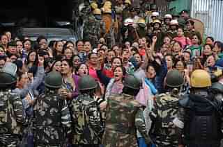 Indian police personnel stop Gorkha Janmukti Morcha (GJM) supporters. (DIPTENDU DUTTA/AFP/Getty Images)