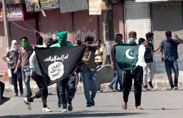 
Kashmiri protesters outside  Jamia Masjid. (HT/Getty Images) 

