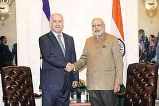 Israeli Prime Minister Benjamin Netanyahu (L) with Prime Minister Narendra Modi