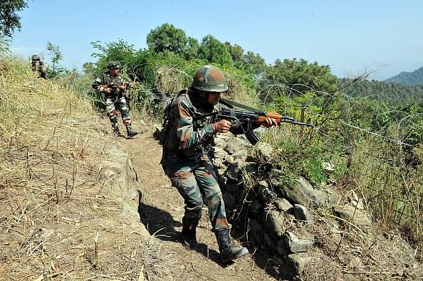 Indian army soldiers take position near the Line of Control. (Nitin Kanotra/Hindustan Times via GettyImages)