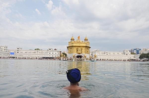 Sikh devotee taking a bath at Golden Temple  in Amritsar. (Representative Image) (Sameer Sehgal/Hindustan Times via Getty Images)